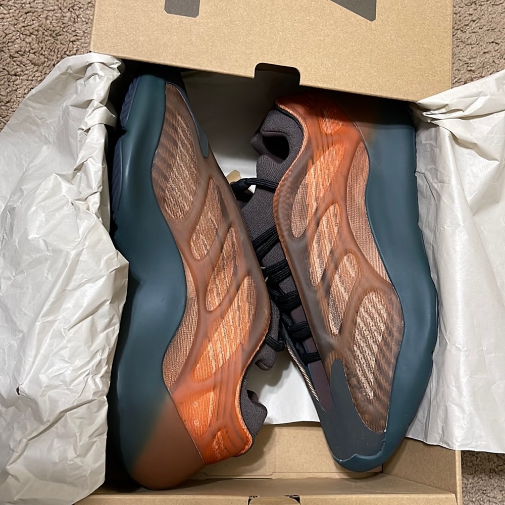 YZY 700 V3 Copper Fade